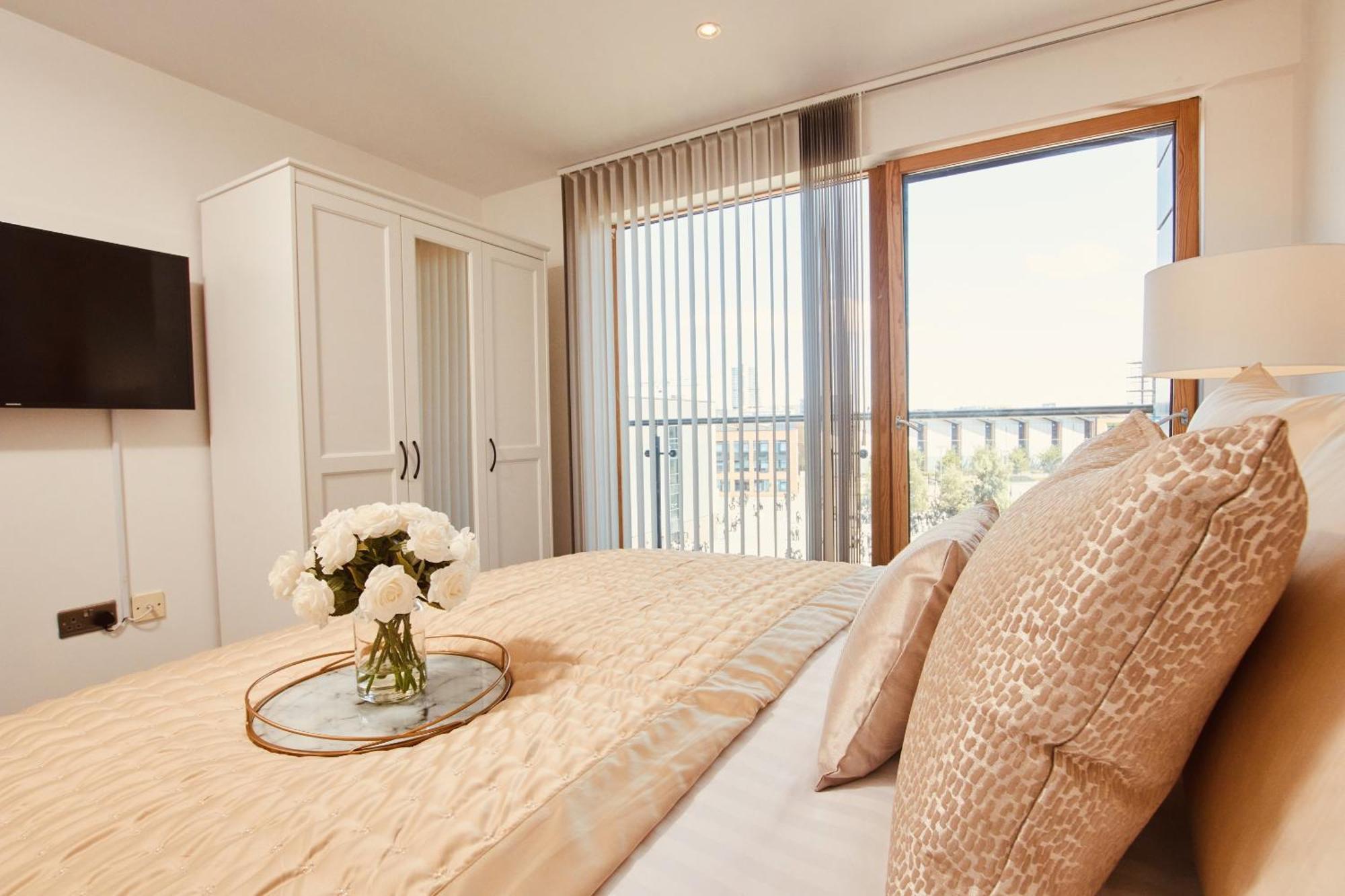 King Deluxe City Apt Large Balcony& Free Parking! Лидс Экстерьер фото