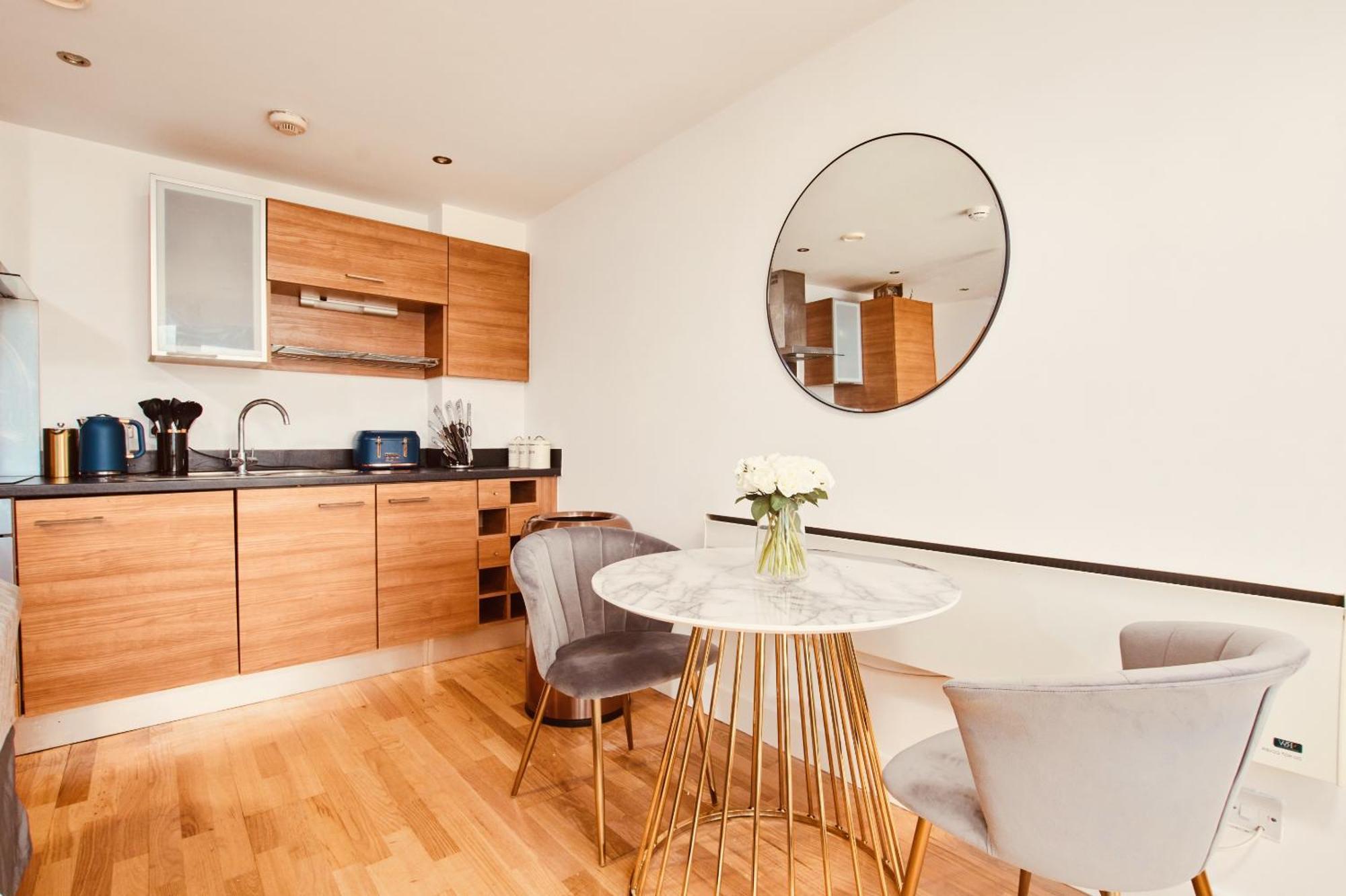 King Deluxe City Apt Large Balcony& Free Parking! Лидс Экстерьер фото