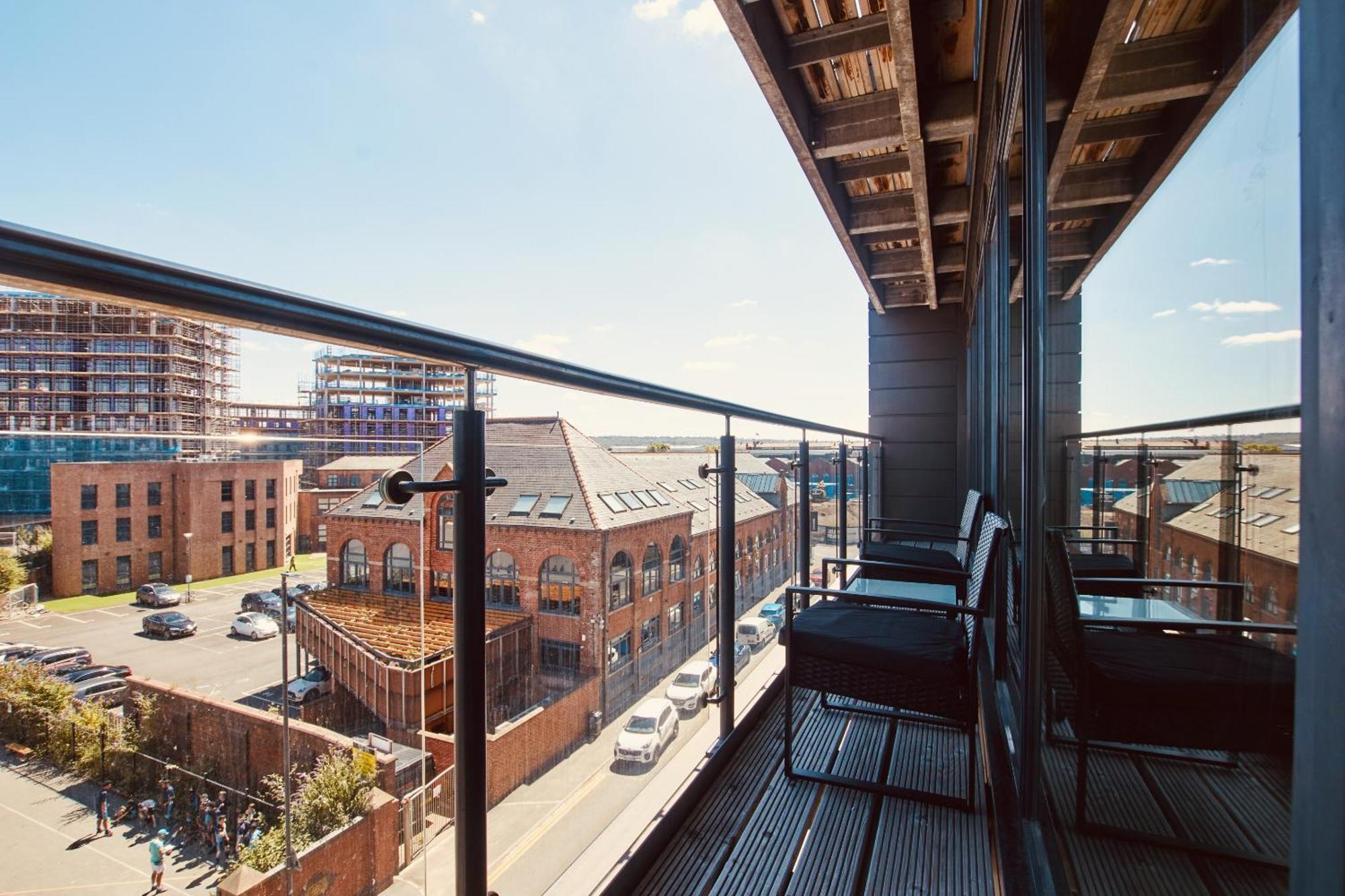 King Deluxe City Apt Large Balcony& Free Parking! Лидс Экстерьер фото